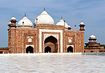 Indie - Jawab vedle Taj Mahalu