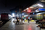Indie - vlakové nádraží v nočním Amritsaru