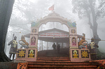 Indie - vchod do opičího chrámu v Shimle