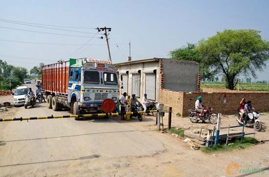 Železniční přejezd v Indii