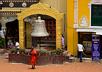 Nepál - Nehybně stojící mnich v Boudhanath