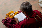 Boudhanath - Mnich s knihou