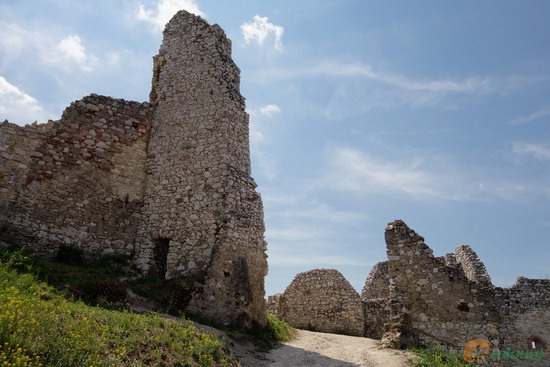 Čachtický hrad hradby