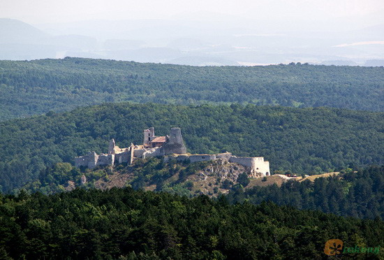 Čachtický hrad z dálky