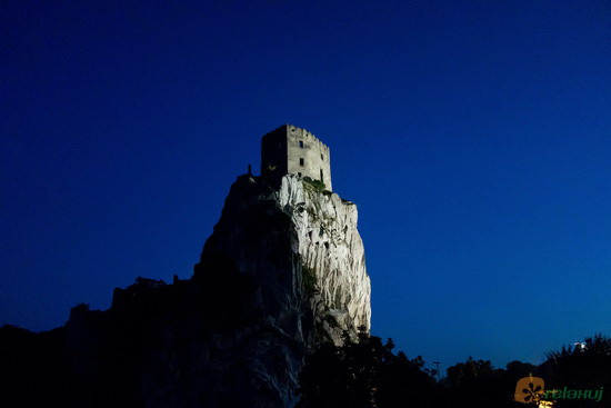 Beckov, hrad Beckov v noci