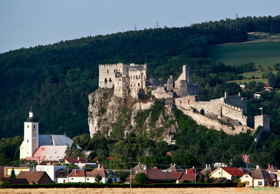 Beckov, pohled na hrad od dálnice D1