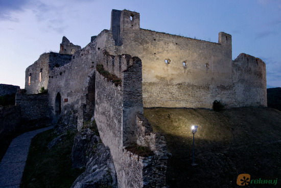 Beckov, pohled na hrad v noci z věže