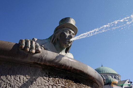 Trenčín, kašna na náměstí Ľudovíta Štúra